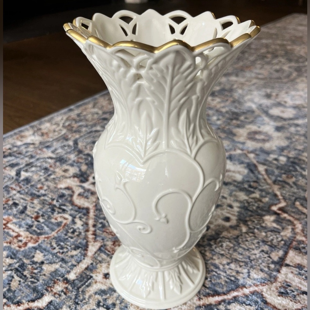 Classic Lenox Budding Vine Ivory Porcelain Vase SKU 6241624 with Label